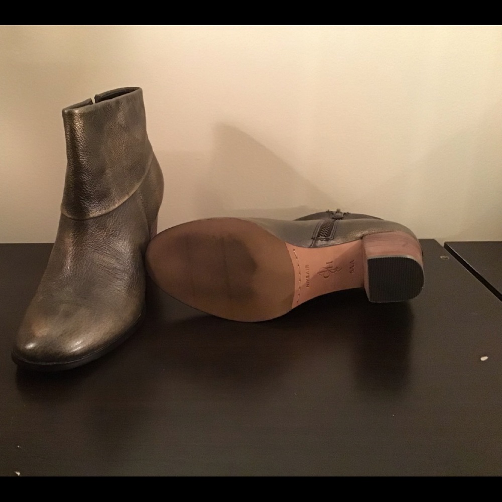 Zip ankle boots